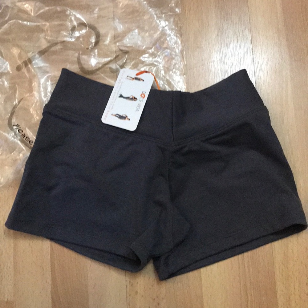 NWT Doce Vida Soho Short in Grey